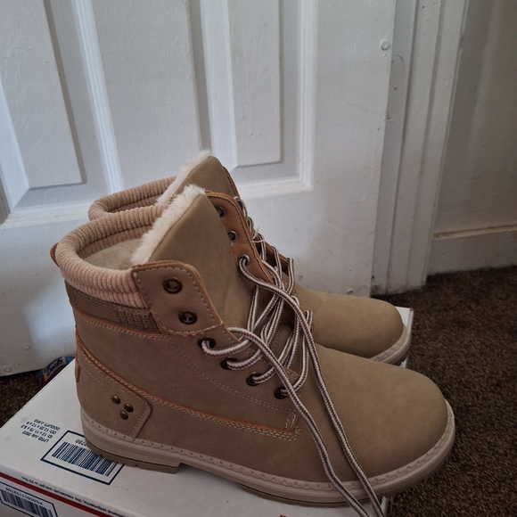 Boots - Picture 8 of 10